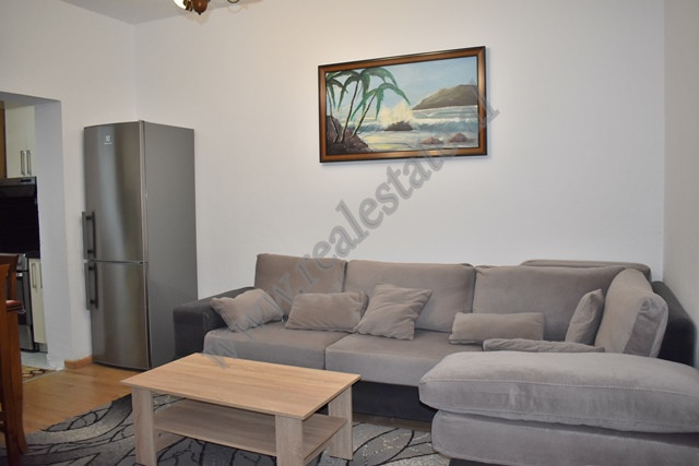 Apartament 1+1 me oborr me qira ne rrugen Hoxha Tahsim ne zonen e Pazari te Ri ne Tirane.
Poziciono